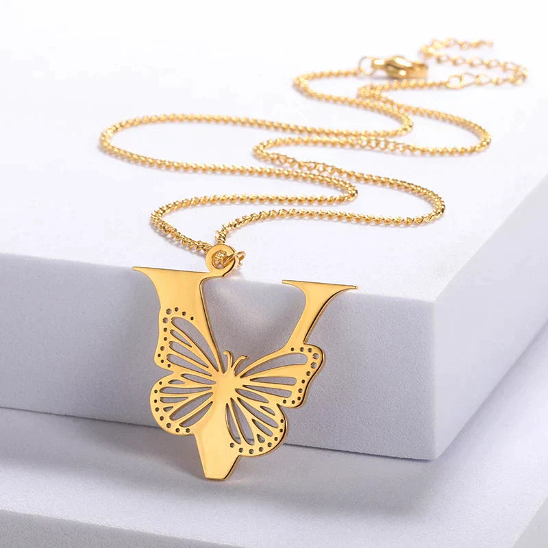 Cadena de iniciales dorada de 18 quilates con elegante mariposa