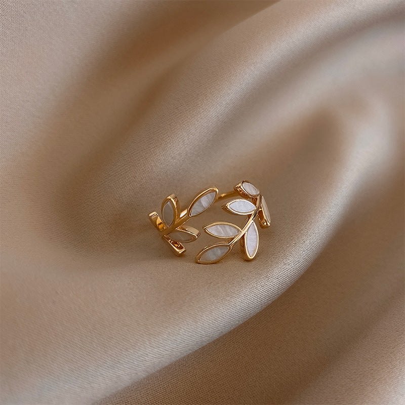 Rocío - Anillo ajustable de hoja con ópalo blanco
