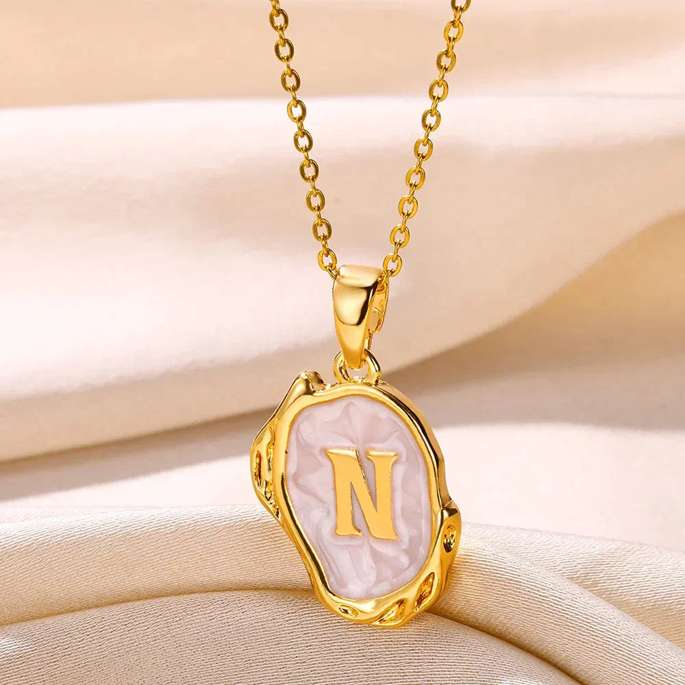 Collar océano con iniciales dorado de 18 quilates en el fondo marino