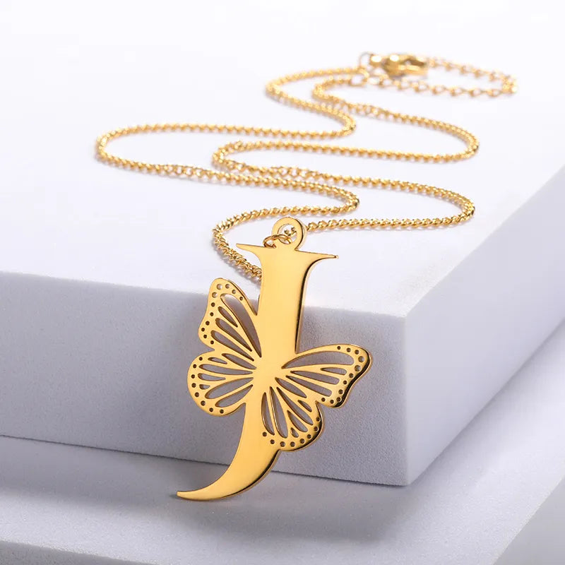 Cadena de iniciales dorada de 18 quilates con elegante mariposa