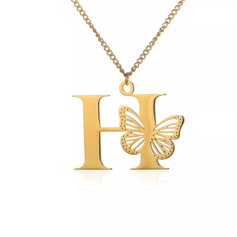 Cadena de iniciales dorada de 18 quilates con elegante mariposa