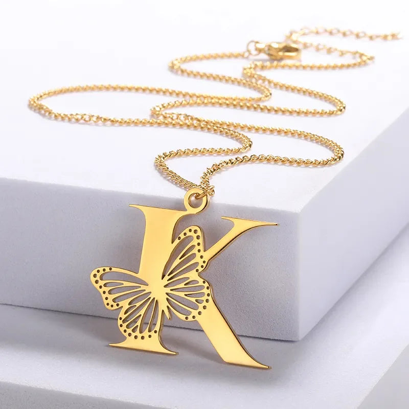 Cadena de iniciales dorada de 18 quilates con elegante mariposa