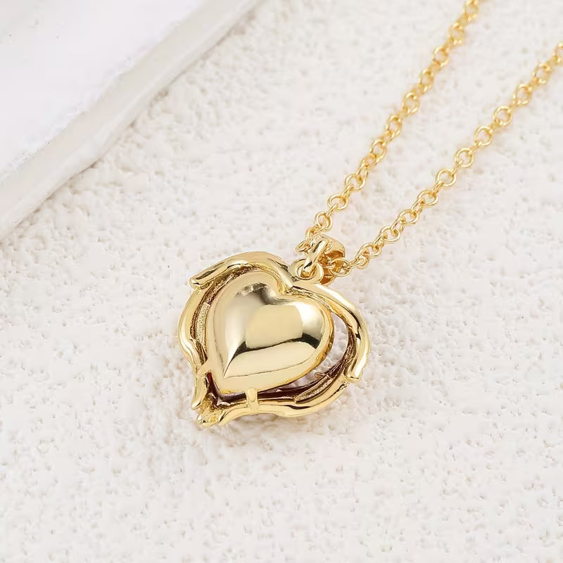 Collar corazón de rubí Angel Embrace | Oro
