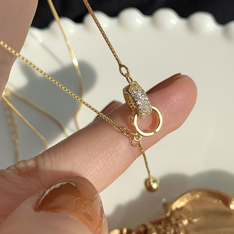 Collar de doble anillo chapado en oro