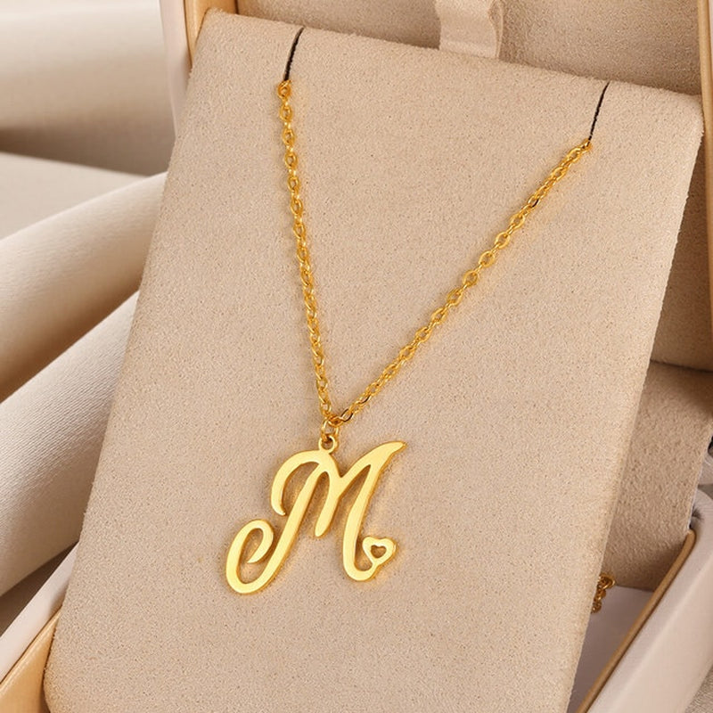 Collares con colgante de inicial en letra cursiva