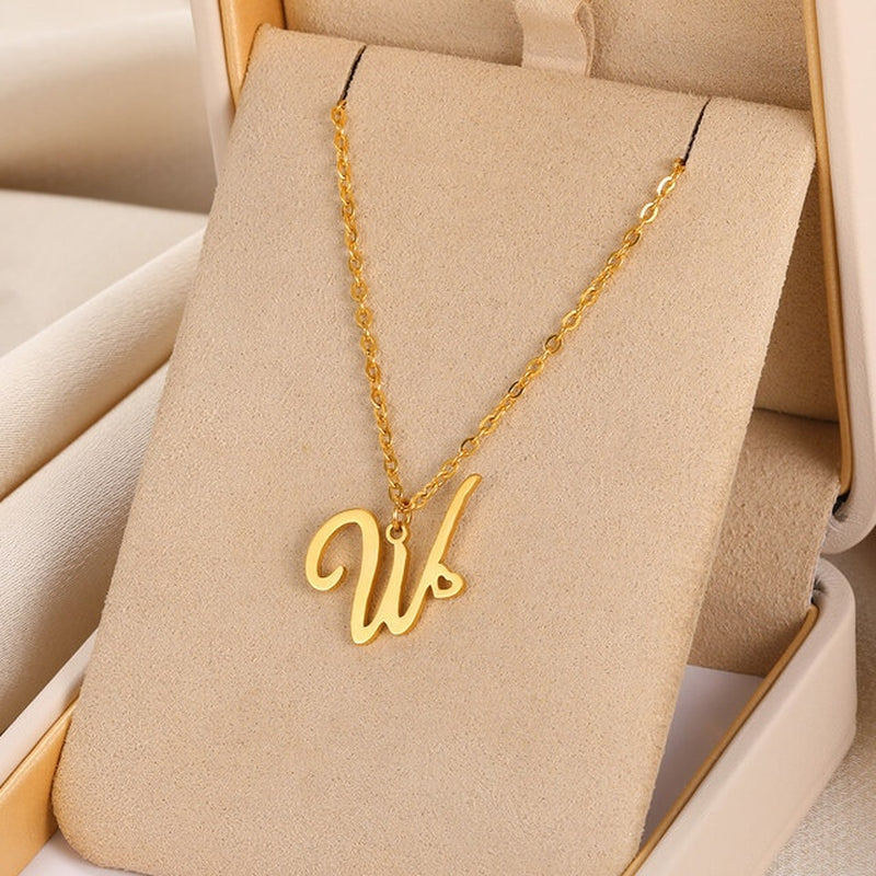 Collares con colgante de inicial en letra cursiva