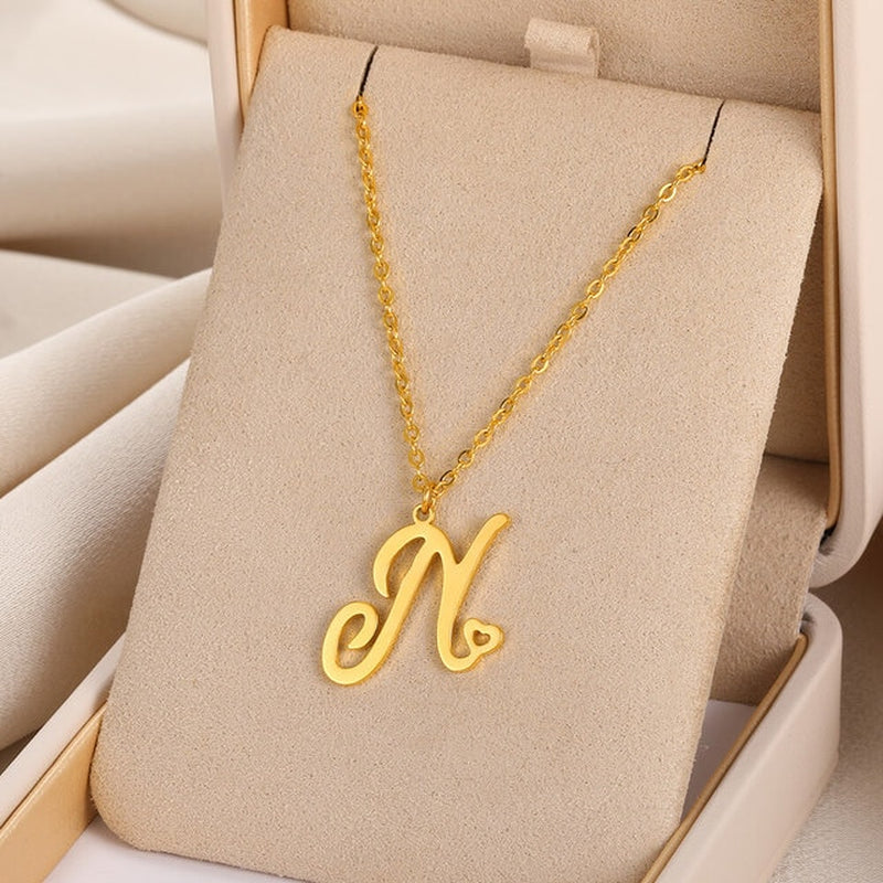 Collares con colgante de inicial en letra cursiva