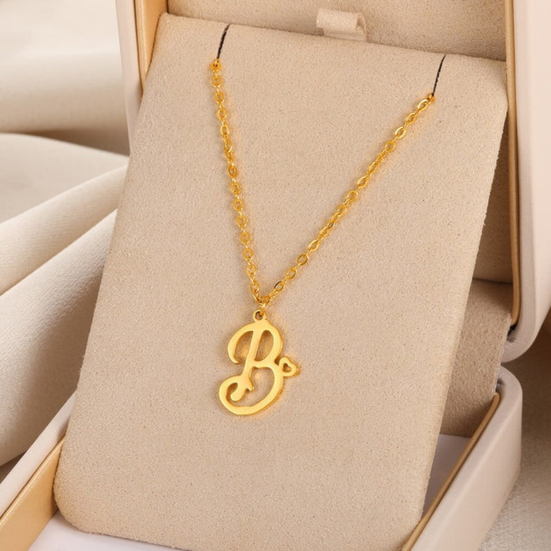 Collares con colgante de inicial en letra cursiva