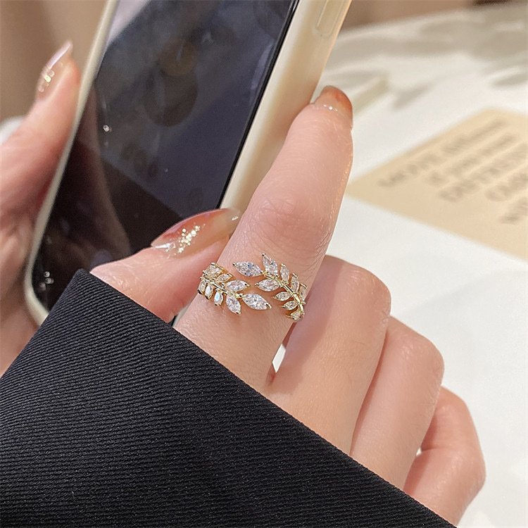 Anillo de corona con circonitas chapado en oro