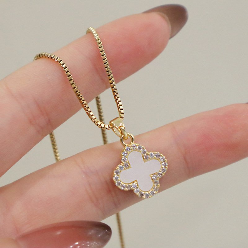 Collar de trébol de cuatro hojas incrustado chapado en oro