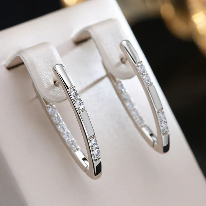 Pendientes elegantes de circonita en oro
