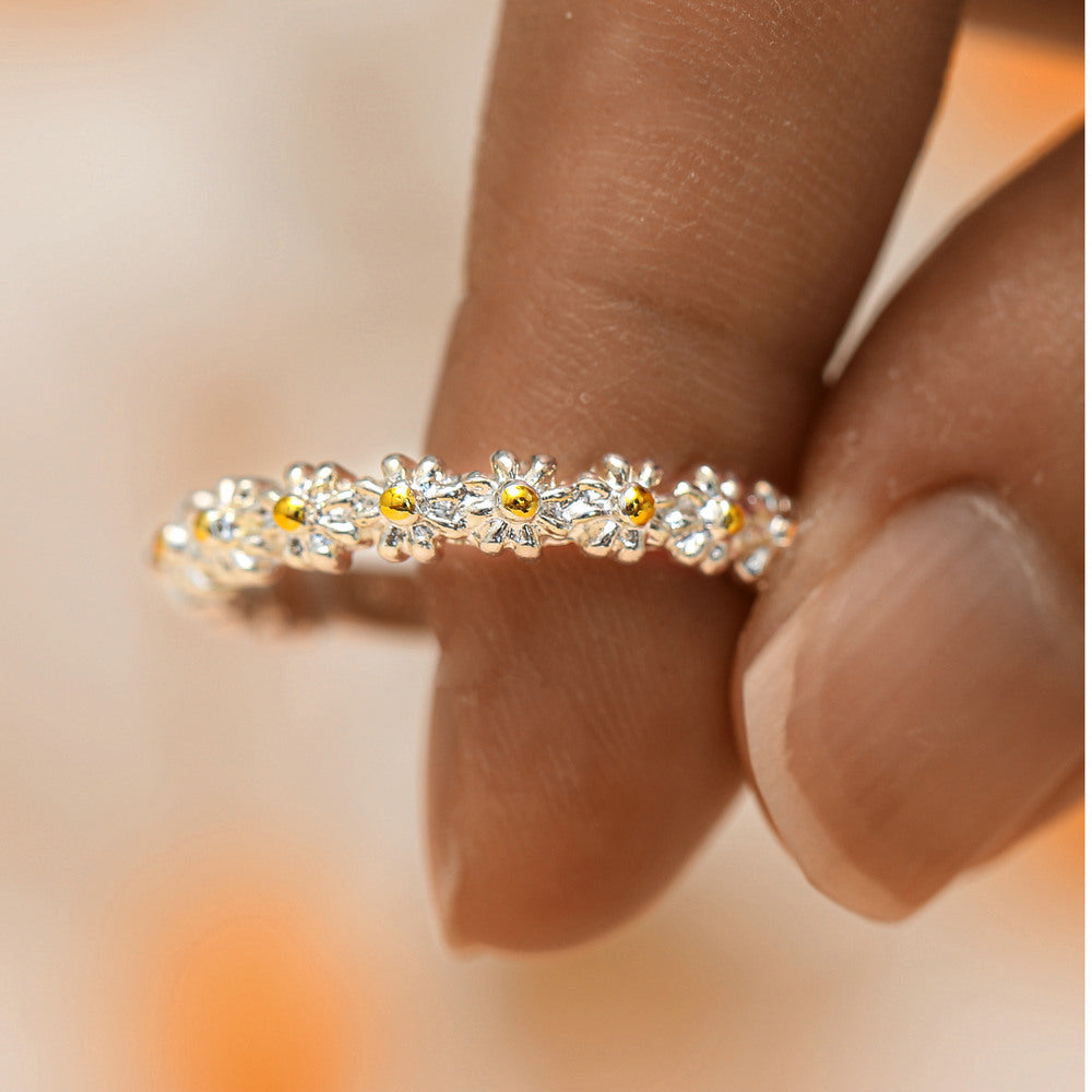Anillo ajustable dorado de 18 quilates con margarita