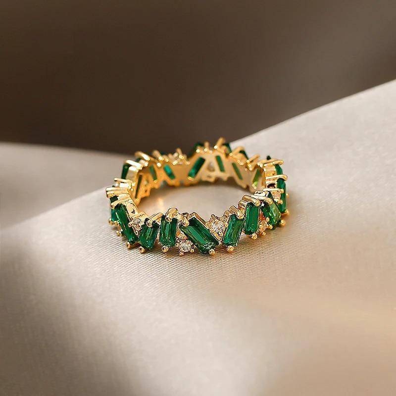 Anillo de banda Bohemia con esmeralda