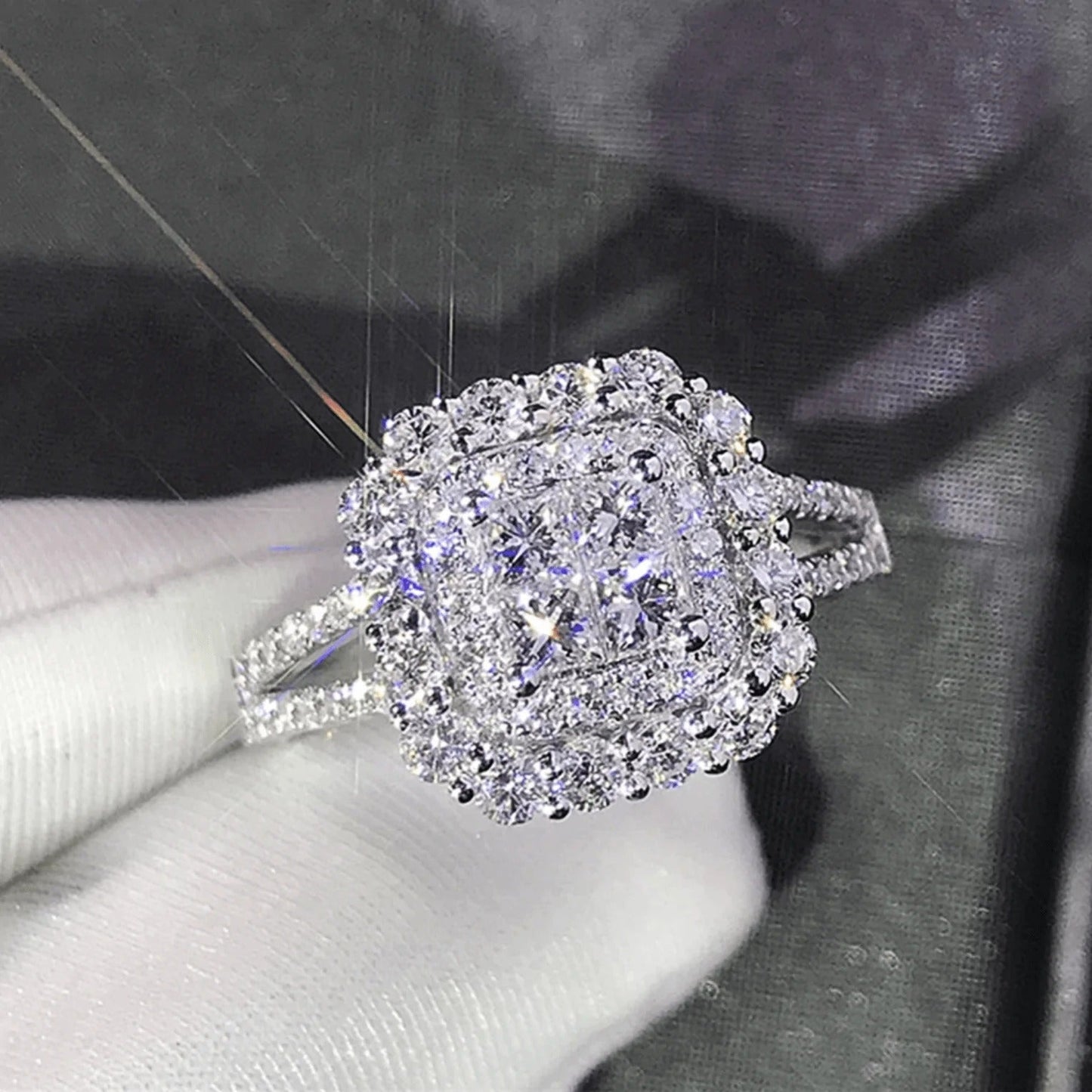 Anillo Gabrielle de cojín cuadrado