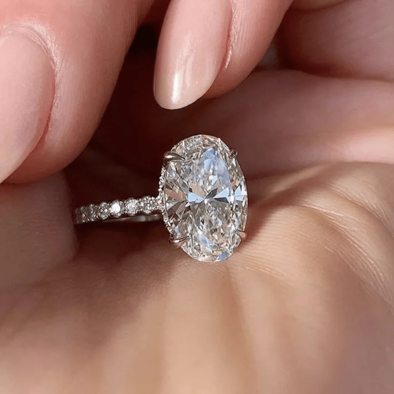 Anillo Ivyial de corte ovalado