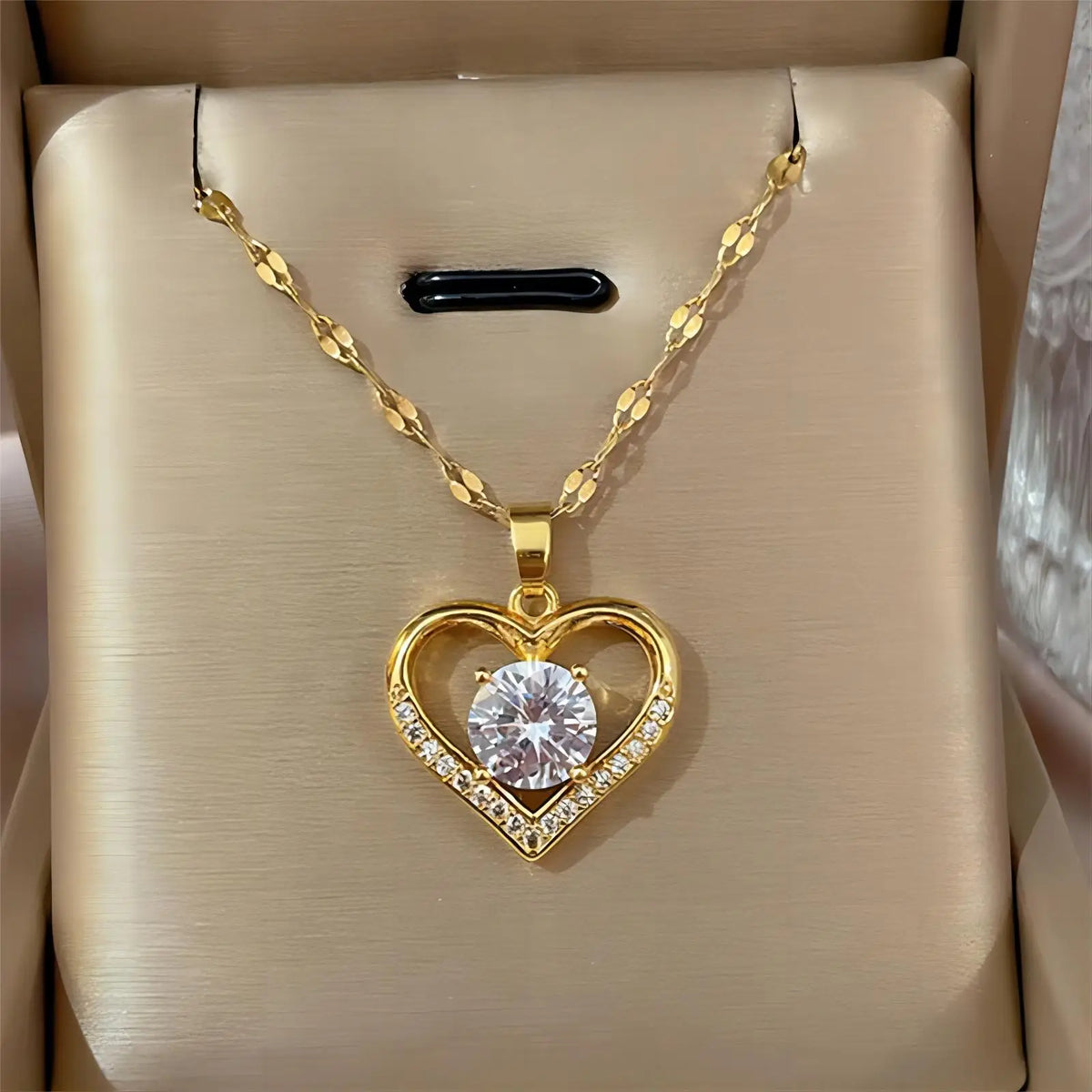 Collar Corazón Calado con Cadena Brillante