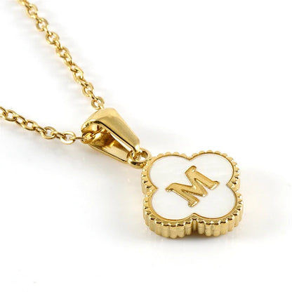 Collar de inicial en forma de trébol