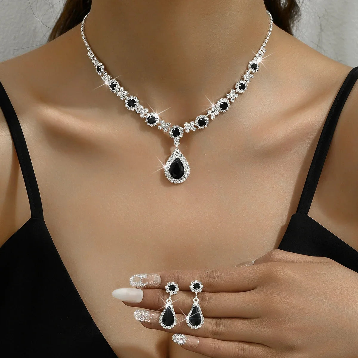 Collar y Pendientes Elegantes