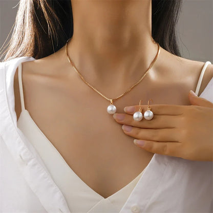 Collar con Dije de Perla y Aretes a Juego Dorado