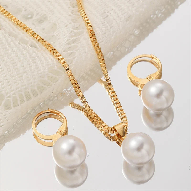 Collar con Dije de Perla y Aretes a Juego Dorado