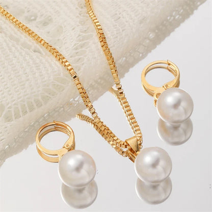 Collar con Dije de Perla y Aretes a Juego Dorado