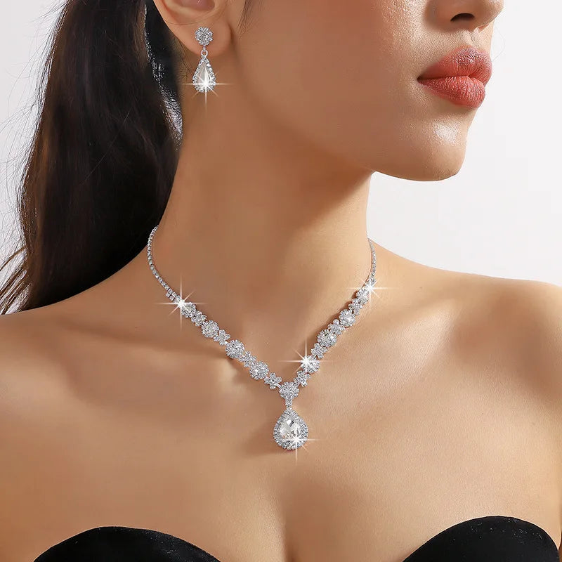Collar y Pendientes Elegantes