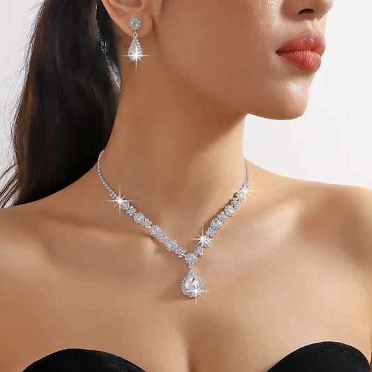 Collar y Pendientes Elegantes