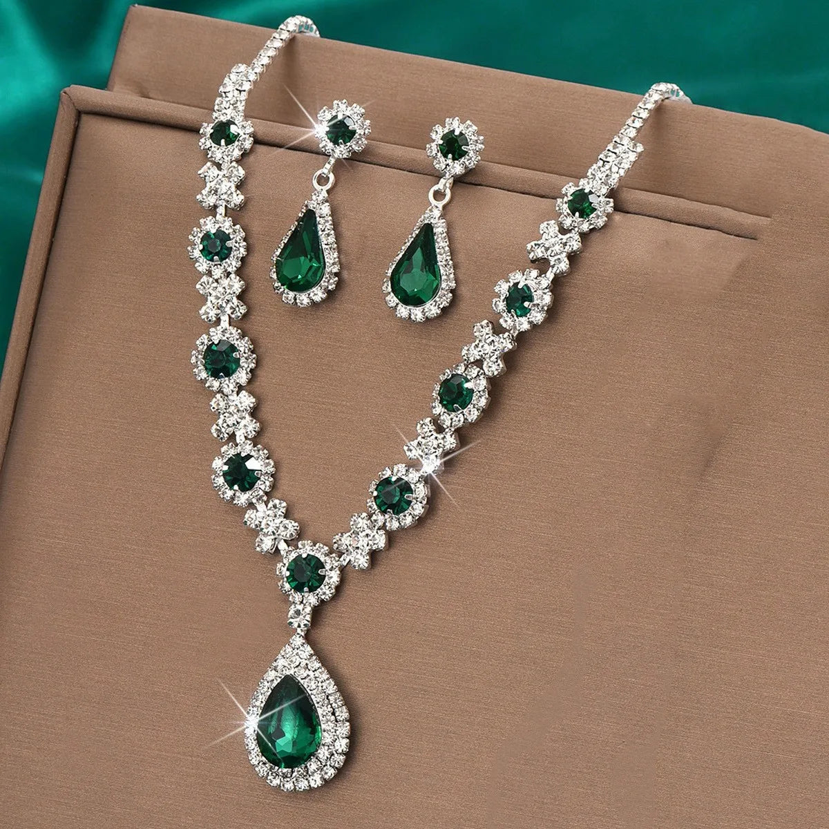 Collar y Pendientes Elegantes
