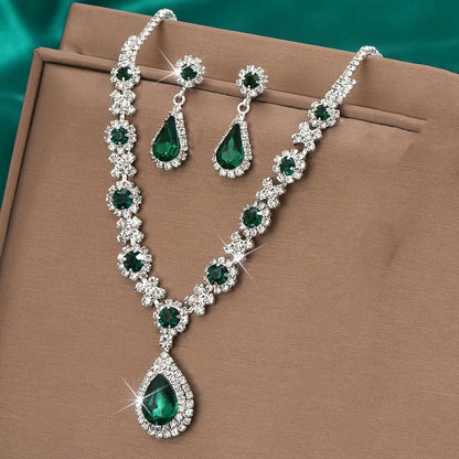 Collar y Pendientes Elegantes