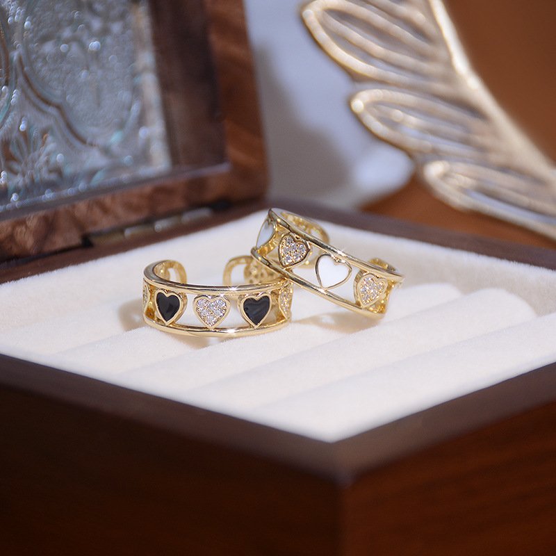 Anillo abierto de corazón con circonitas incrustadas
