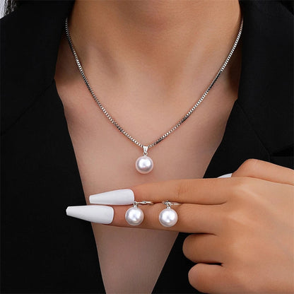Collar con Dije de Perla y Aretes a Juego Dorado