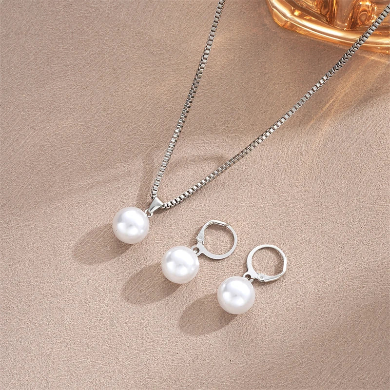 Collar con Dije de Perla y Aretes a Juego Dorado
