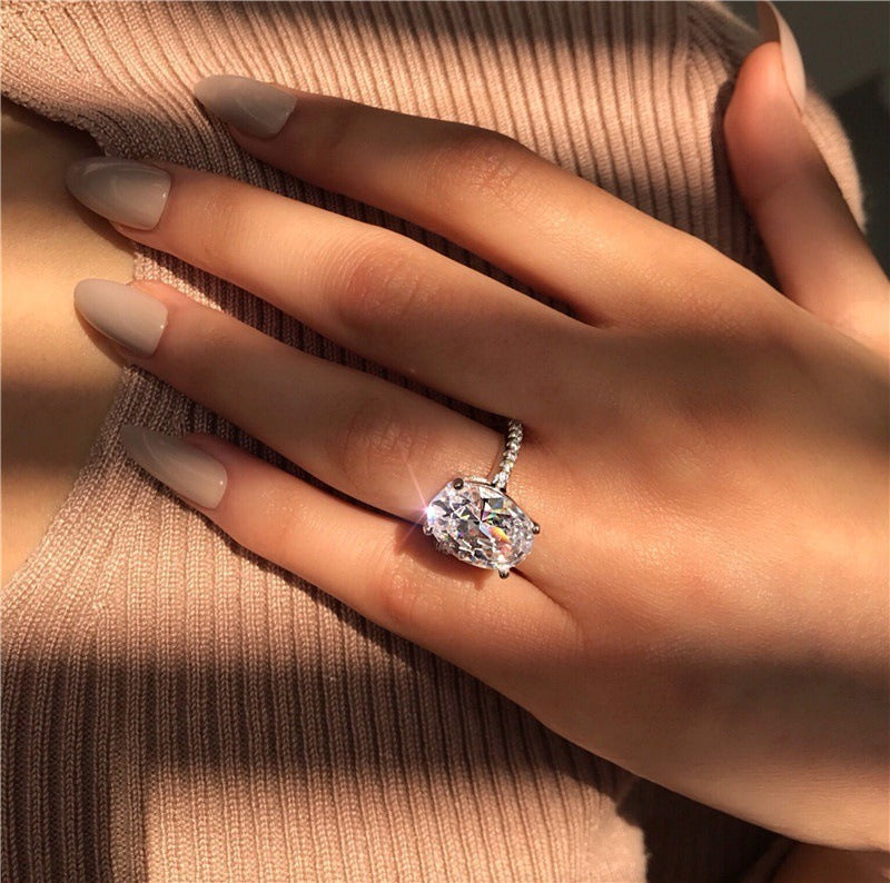 Anillo Ivyial de corte ovalado