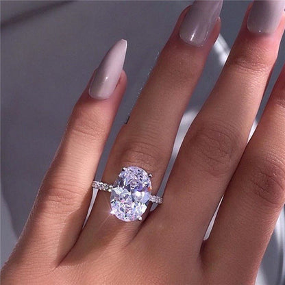 Anillo Ivyial de corte ovalado