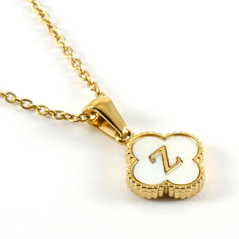 Collar de inicial en forma de trébol