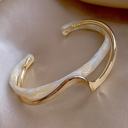 Brazalete Minimalista Dorado con Forma de Onda