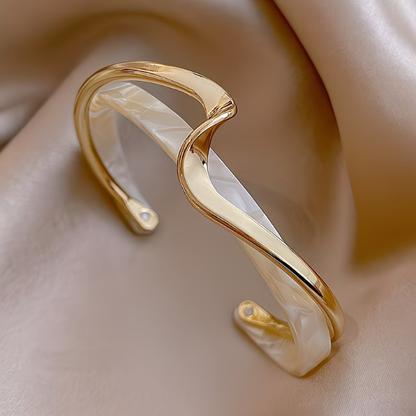 Brazalete Minimalista Dorado con Forma de Onda