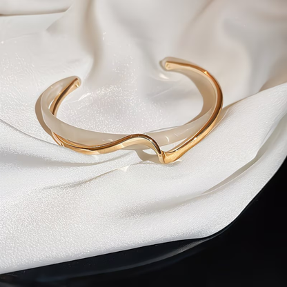 Brazalete Minimalista Dorado con Forma de Onda