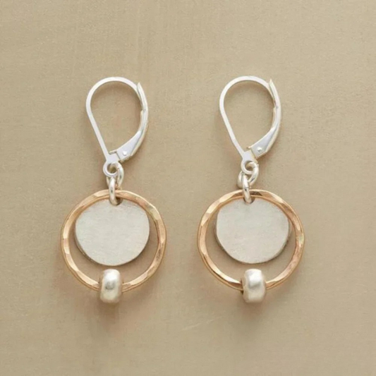 Pendientes elegantes de oro y perlas de plata