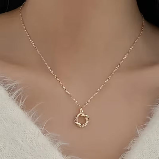 Collar Elegante Dorado con Dije