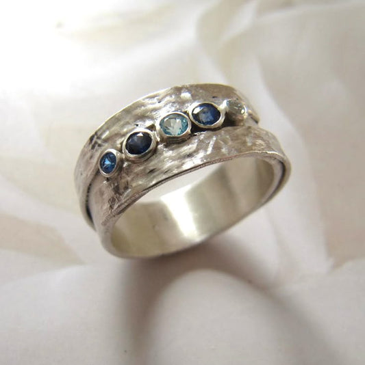Anillo Plateado con Piedras Azules Incrustadas