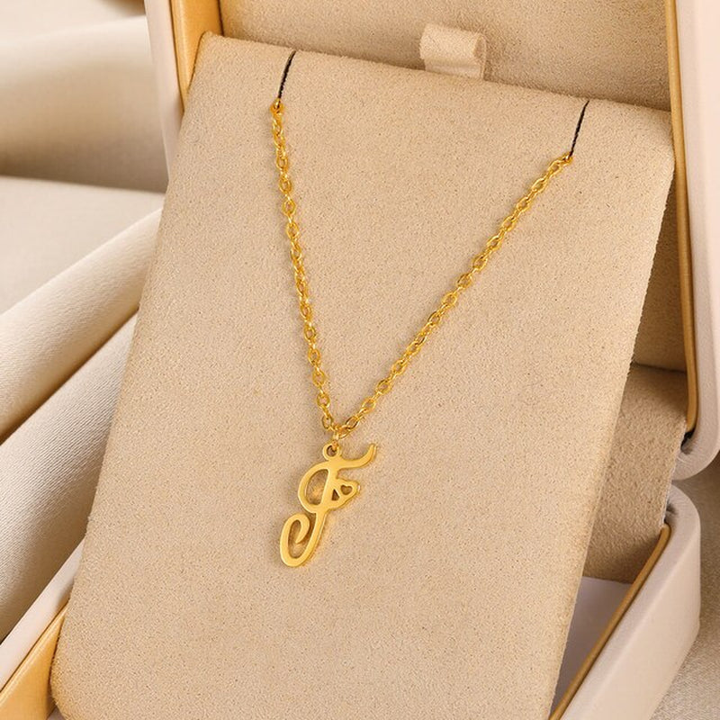 Collares con colgante de inicial en letra cursiva