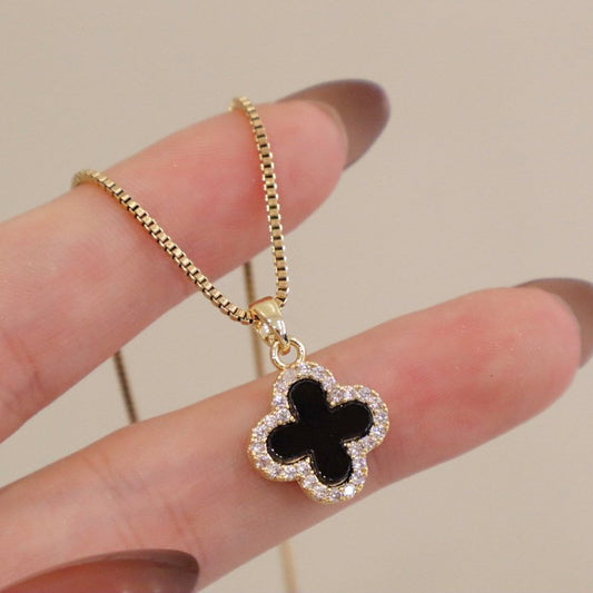 Collar de trébol de cuatro hojas incrustado chapado en oro
