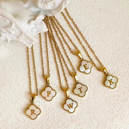 Collar de inicial en forma de trébol