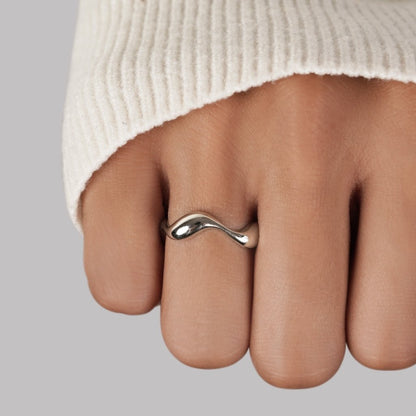 Anillo minimalista de ondas