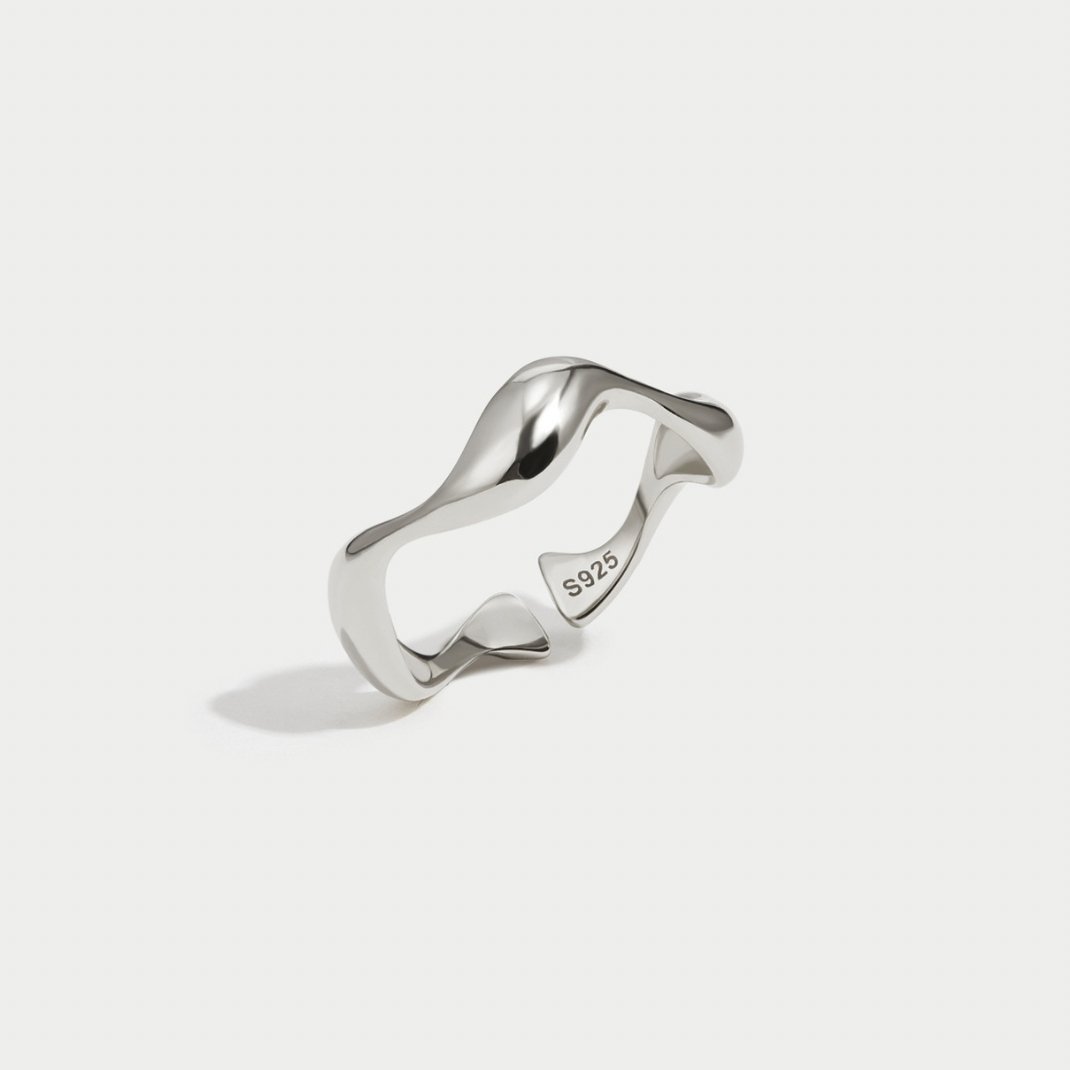 Anillo minimalista de ondas