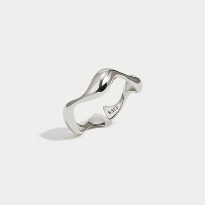 Anillo minimalista de ondas
