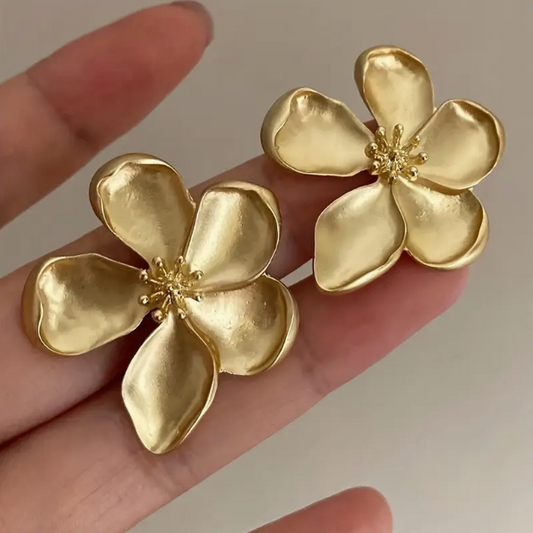 Pendiente de flor dorada con diseño vintage
