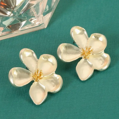 Pendiente de flor dorada con diseño vintage
