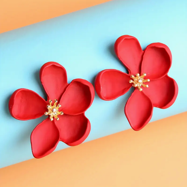 Pendiente de flor dorada con diseño vintage